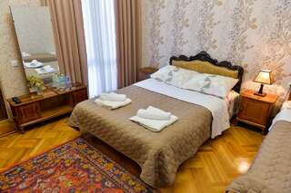Проживание в семье Gold Guest House Кутаиси Четырехместный номер с ванной комнатой-2