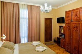 Проживание в семье Gold Guest House Кутаиси Трехместный номер с собственной ванной комнатой-6