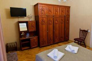 Проживание в семье Gold Guest House Кутаиси Трехместный номер с собственной ванной комнатой-8